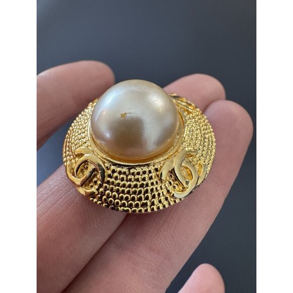 vintage Chanel Coco Mark faux pearl clip-on earring see details - Picture 9 of 9